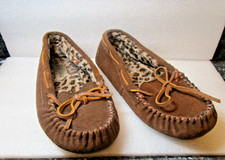 Minne tonka woman Size 7 brown Leather Faux Fur Lining moccasins slip on shoe