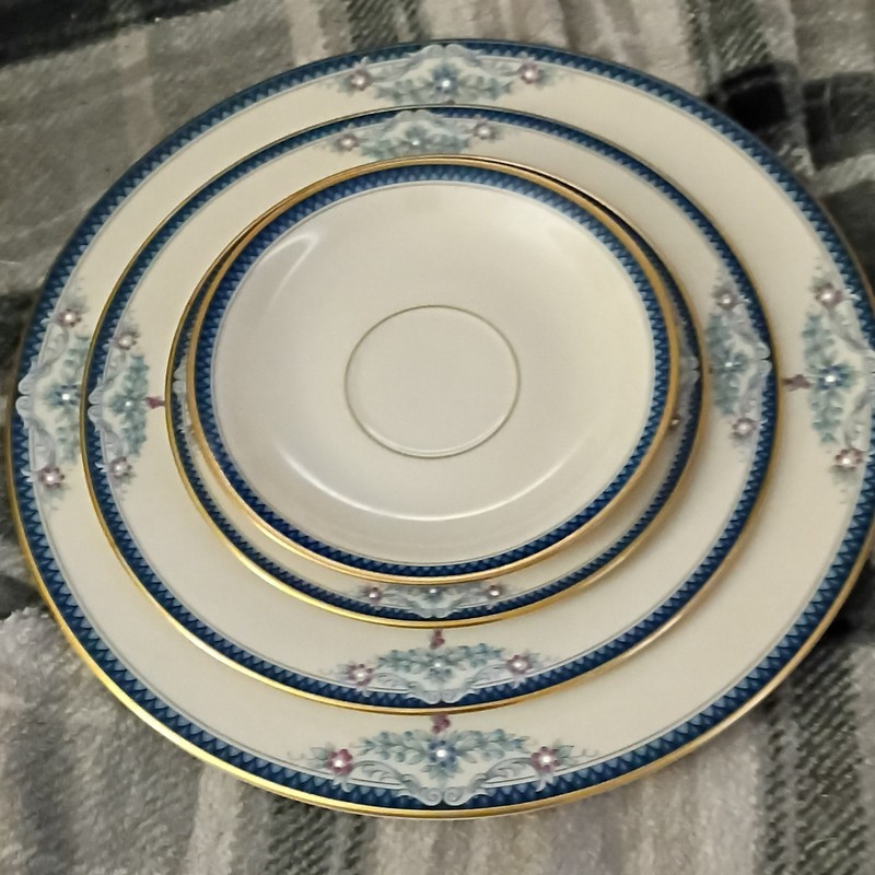 Lenox Columbia plate set never used.White Blue Gold Round