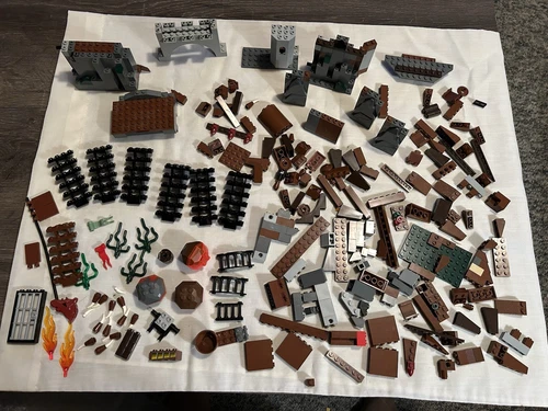 Lego Fantasy Era Castle 7097 TROLLS MOUNTAIN FORTRESS ETC PARTS Incomplete 1 lb.