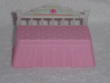 Mattel Barbie Casa de Muñecas Niñera Inc. Chelsea Pequeña Cama Rosa Dormitorio