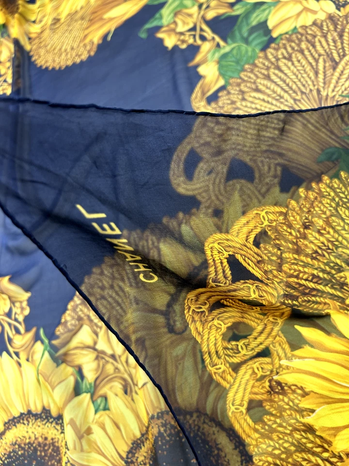 Auténtico chal vintage "CHANEL" Foto 3 de 4