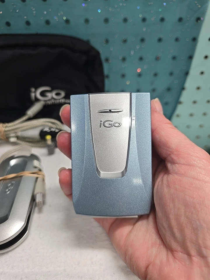 Paquete original iGo Everywhere 273-1785 con punta iGo, adaptador de carga para automóvil, bolsa Foto 2 de 4