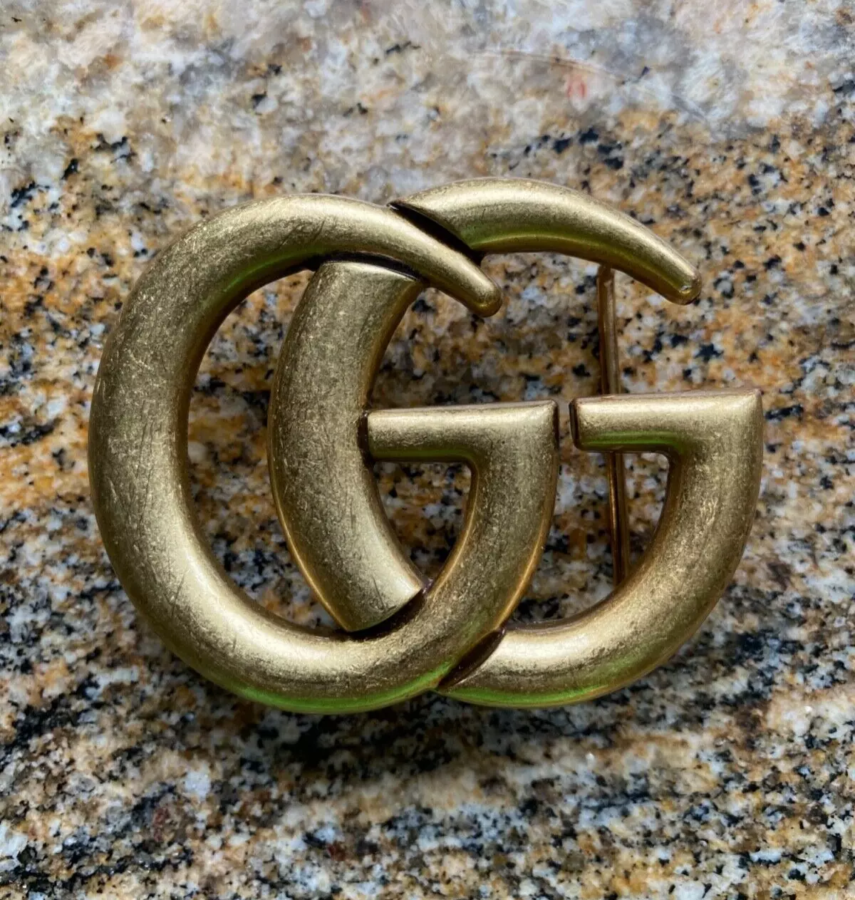 Magnifique boucle ancienne Gucci brossée ton laiton GG