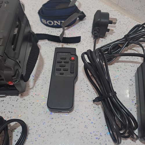 Sony Handycam CCD-TRV218E Camcorder Hi8 Tape 560x Night Vision Camera + Charger - Picture 20 of 21