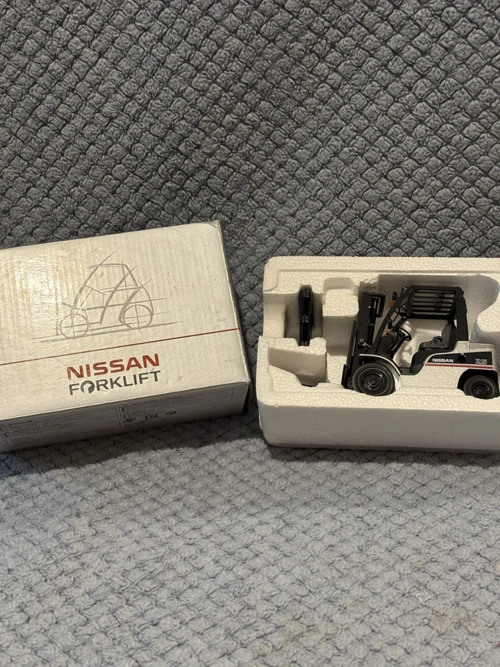 Carretilla elevadora modelo Nissan 25 Agres plateada y negra escala 1:25 RARA Foto 2 de 4