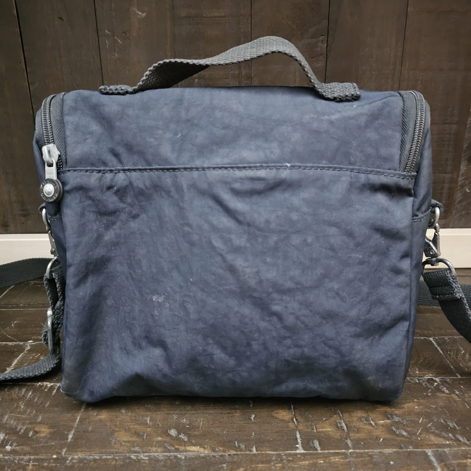 Bolsa de almuerzo aislada Kipling Kichirou azul nailon cremallera alrededor de la correa para el hombro Foto 4 de 4