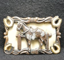 WH11165 FANTASTIC VINTAGE 1960s HORSE HORSESHOES ANIMAL ARTWORK BELT BUCKLE