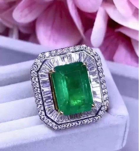 Anillo Real Exclusivo Diseño Art Deco Verde 11.28CT Esmeralda y Blanco 3.12CT Circonita Foto 3 de 4