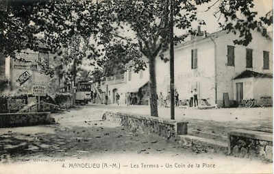 CARTE POSTALE / MANDELIEU LES TERMES UN COIN DE LA PLACE