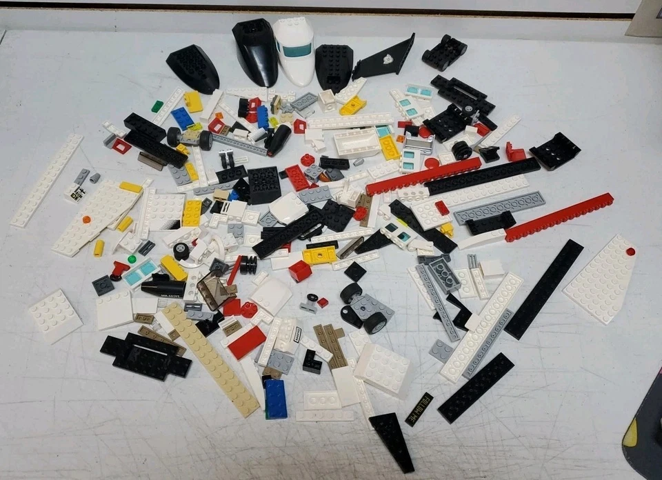 Lego City #60102 Airport VIP Service w/4 Minifigures & Books *READ, INCOMPLETE* - Image 4 of 4