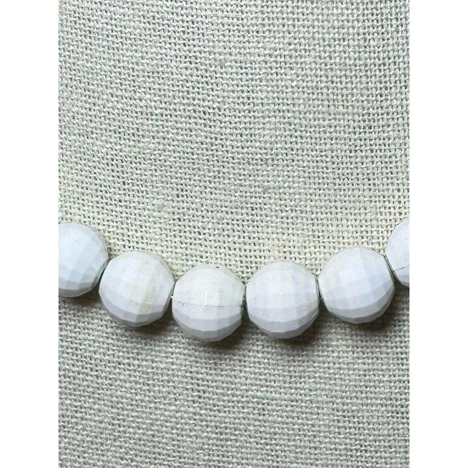 Collar vintage de cuentas acrílicas blancas facetadas MONET Foto 3 de 4