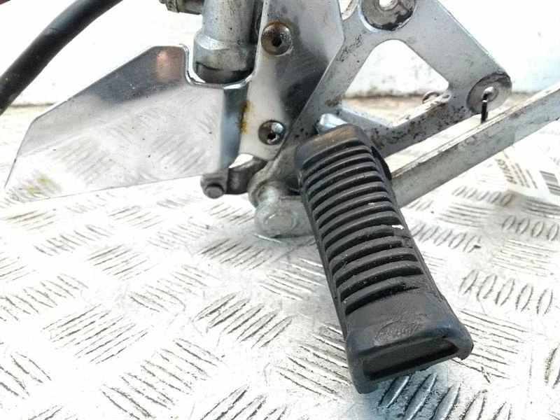 Conjunto reposapiés derecho Suzuki GS 500 1991 - 1999 R/H #55 Foto 2 de 4