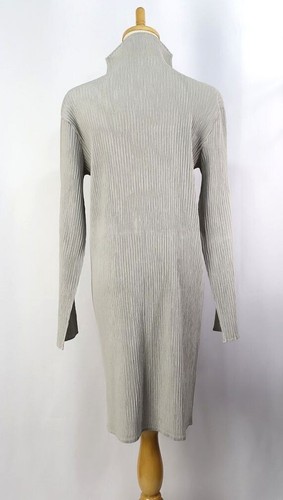 Vestido ISSEY MIYAKE Gris Plisado Cuello Alto Manga Larga 216 7359 - Imagen 5 de 5