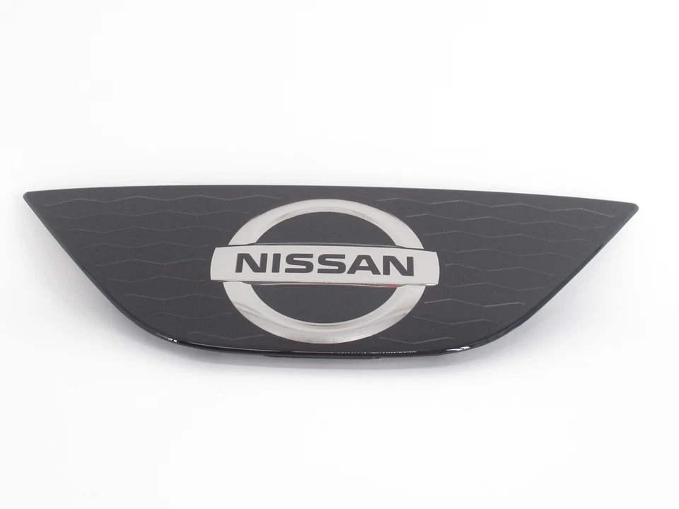 Panel emblema parrilla delantera genuino OEM Nissan 62890-6MD0A 2018-2019 Rogue Sport Foto 3 de 4