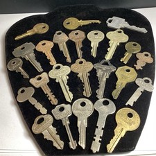 VINTAGE MIXED LOT OF 24 METAL KEYS BRASS NICKEL ETC. PROJECTS CRAFTS ETC. 03