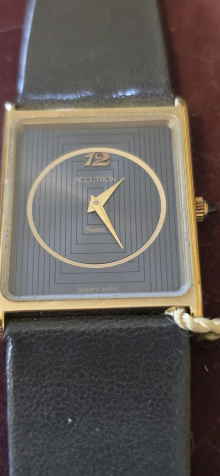 De colección Raro!  Accutron 1982 tanque delgado con corona de cabujón azul. AKA Martini Foto 2 de 4