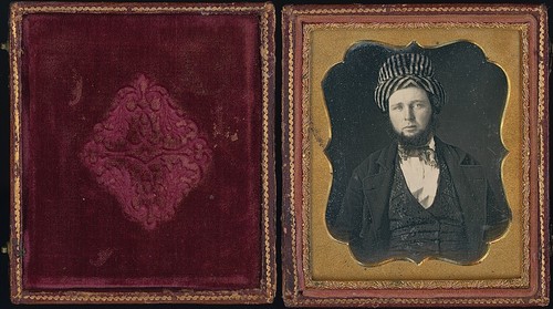 Uomo barbuto che indossa insolito cappello a righe gilet floreale 1/6 piatto dagherrotipo K232 - Foto 2 di 3