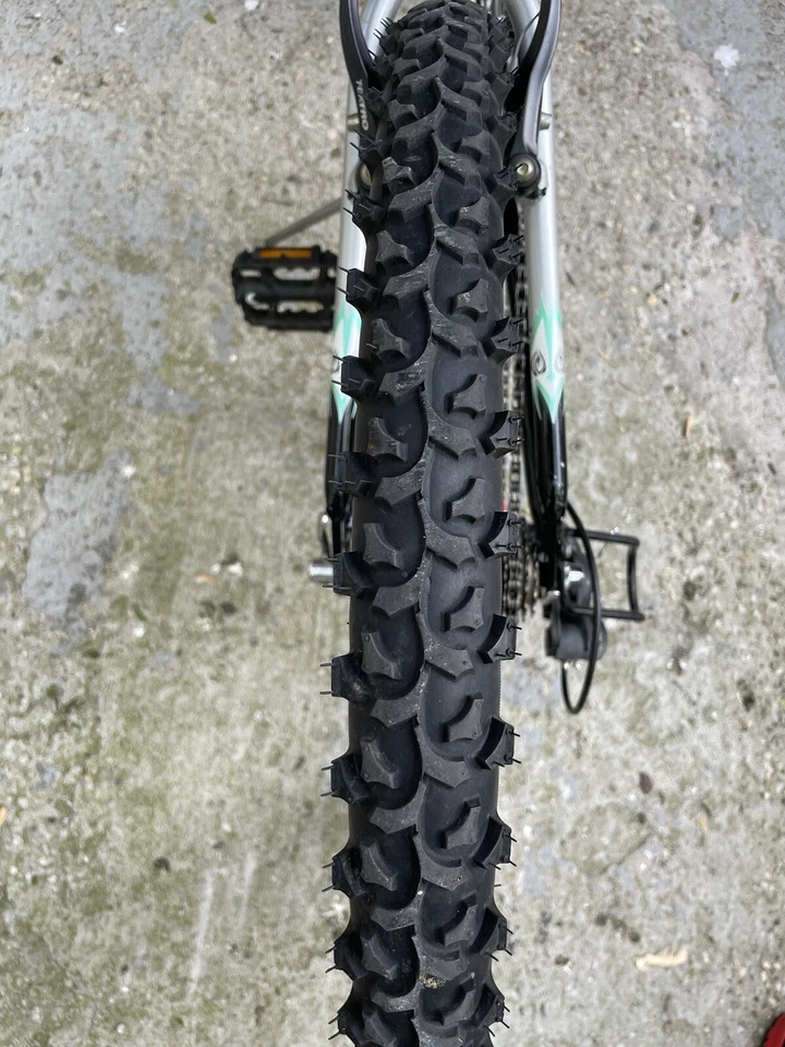 (ligeramente usada) BICICLETA DE MONTAÑA RALEIGH MOJAVE-2.0 21 velocidades. MARCO DE ALUMINIO Foto 4 de 4