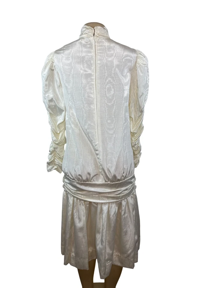 Vestido Vintage Stephanie’s Child Blanco Satinado Manga Larga Con Cuello Alto Talla 14 Foto 3 de 4