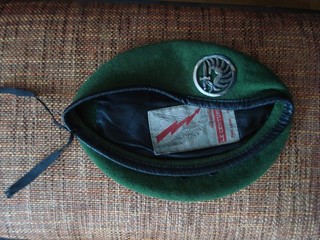 BERET VERT DE LA LEGION ETRANGERE PARACHUTISTE AVEC INSIGNE