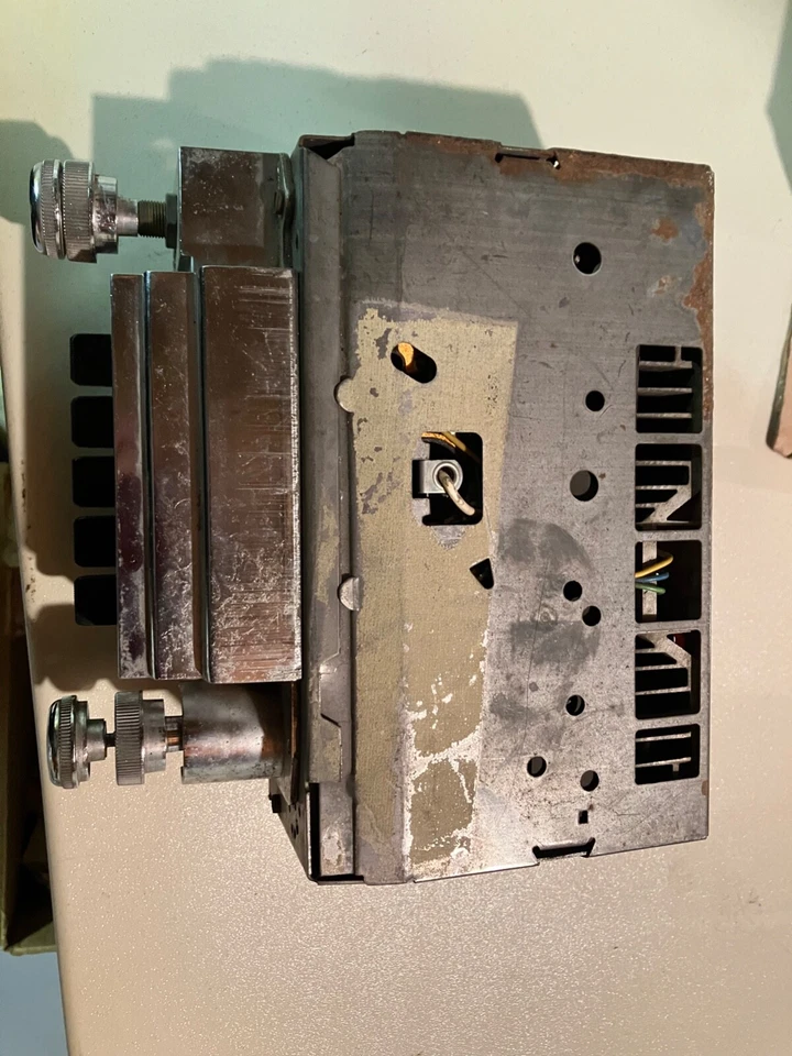 1967 Impala radio. Part number 986846.DELCO AM PUSH BUTTON RADIO - Image 3 of 4