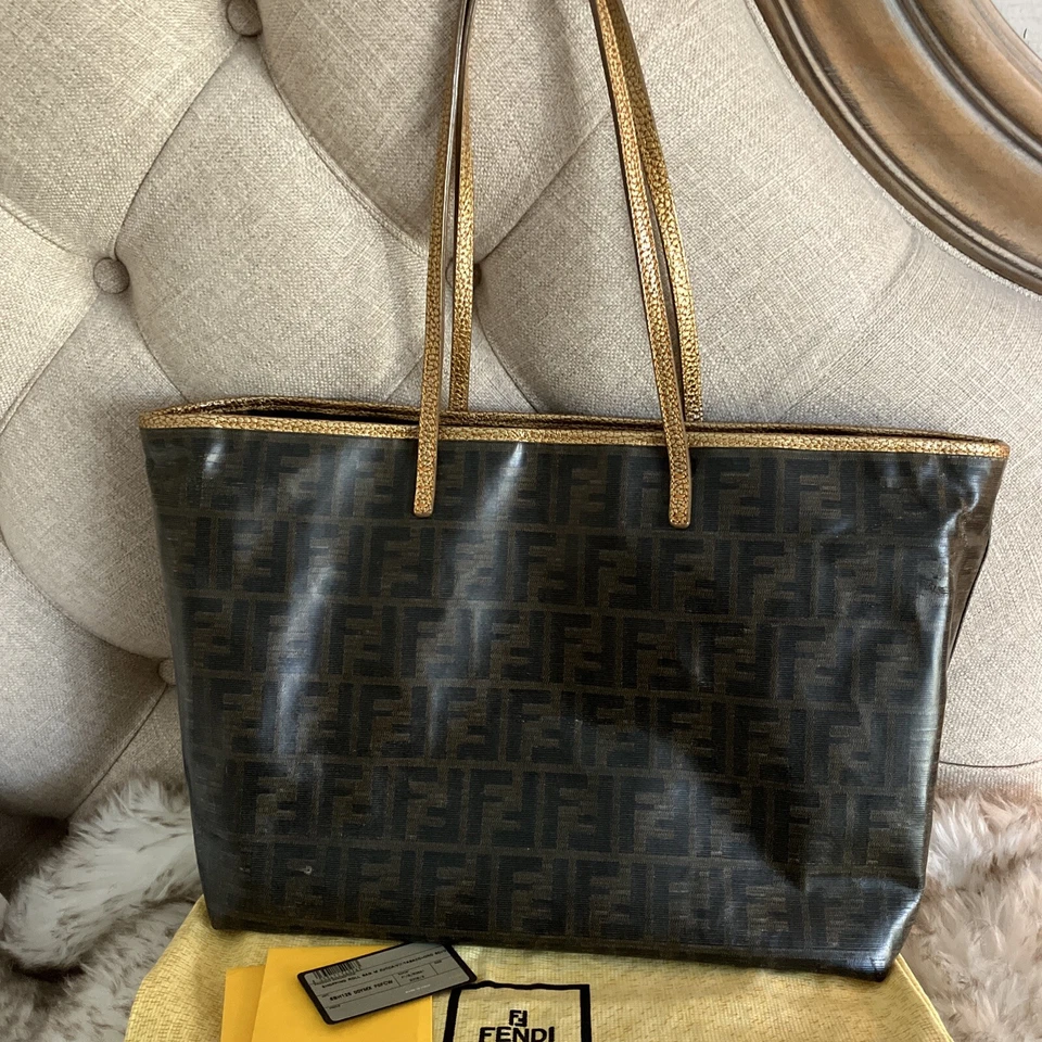 Auténtico Bolso de Mano FENDI Zucca Cuero Laminado Rollo de Compras Foto 2 de 4