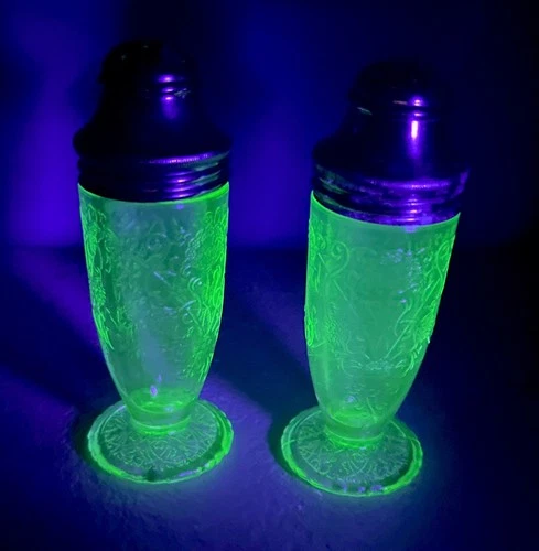 Beautiful Vtg Florentine Uranium Green Depression Glass Salt & Pepper Shakers