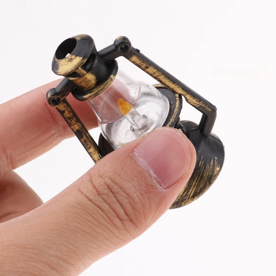 1/12 Miniature Retro Kerosene Lampada modello Dollhouse Micro Landscape Ornament - Immagine 2 di 4