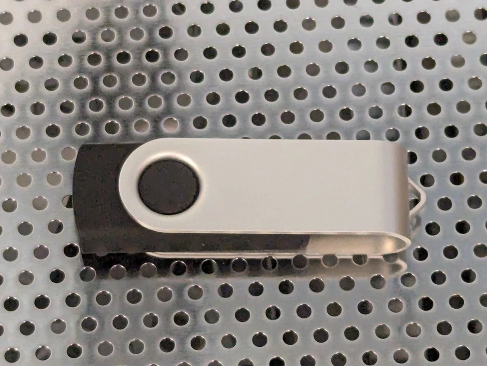 USB Flash Drive 1GB - Unbranded - USB 2.0 - FAT32 Format for Multimedia - Black - Image 3 of 3