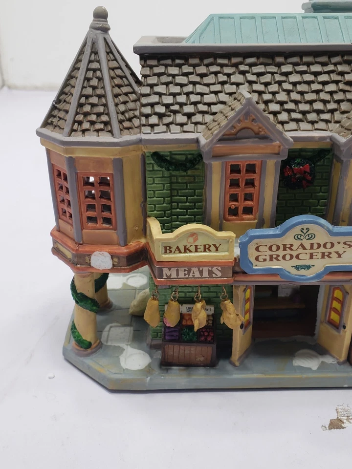 Colección Lemax Carole Towne Corado’s Grocery 2008 ilumina pueblo victoriano  Foto 3 de 4