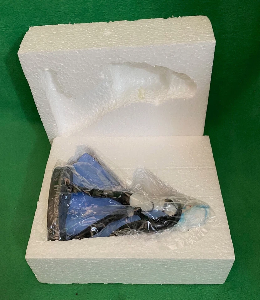 Estatuilla de porcelana La Dama de la Muerte esculpida por Clayburn Moore con BONO. Foto 3 de 4