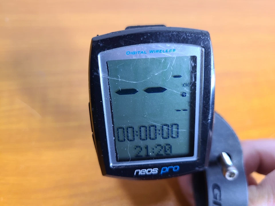 Giant Neos Pro Digital Bike Cycling Computer w/ Handlebar Mount  - Image 4 of 4