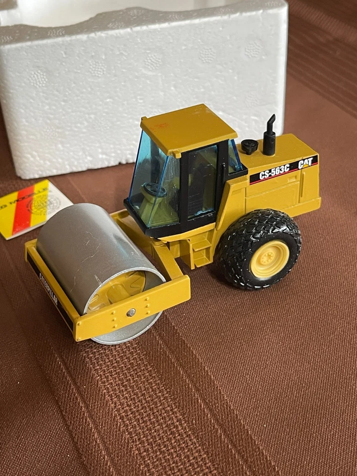 CAT CS-563C Vibratory Soil Compactor Launch Edition Norscot 4011 - Image 3 of 4