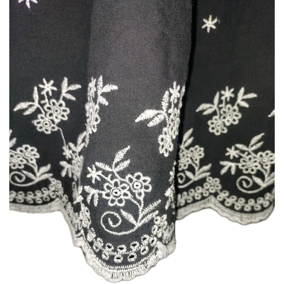 Minifalda boho M negra con bordado blanco cintura elástica  Foto 3 de 4