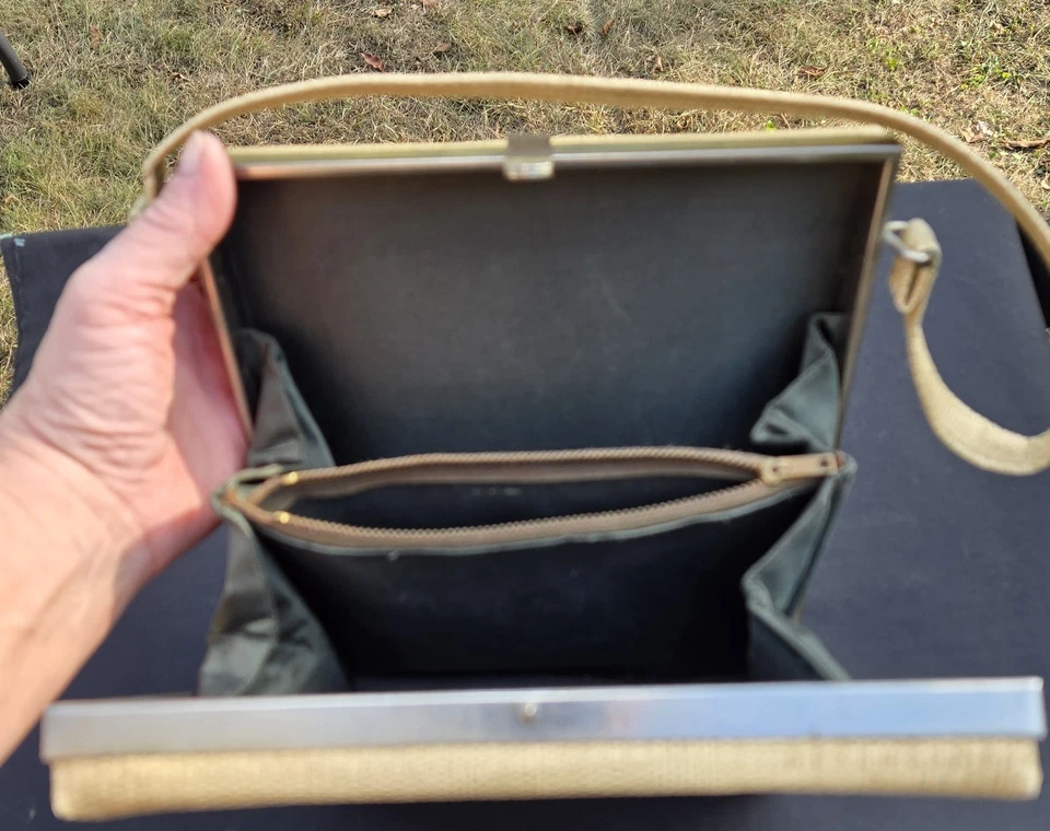 Bolsa de mão vintage década de 1950 em forma de caixa forrada de cetim zíper aro médio de metal - Imagem 4 de 4