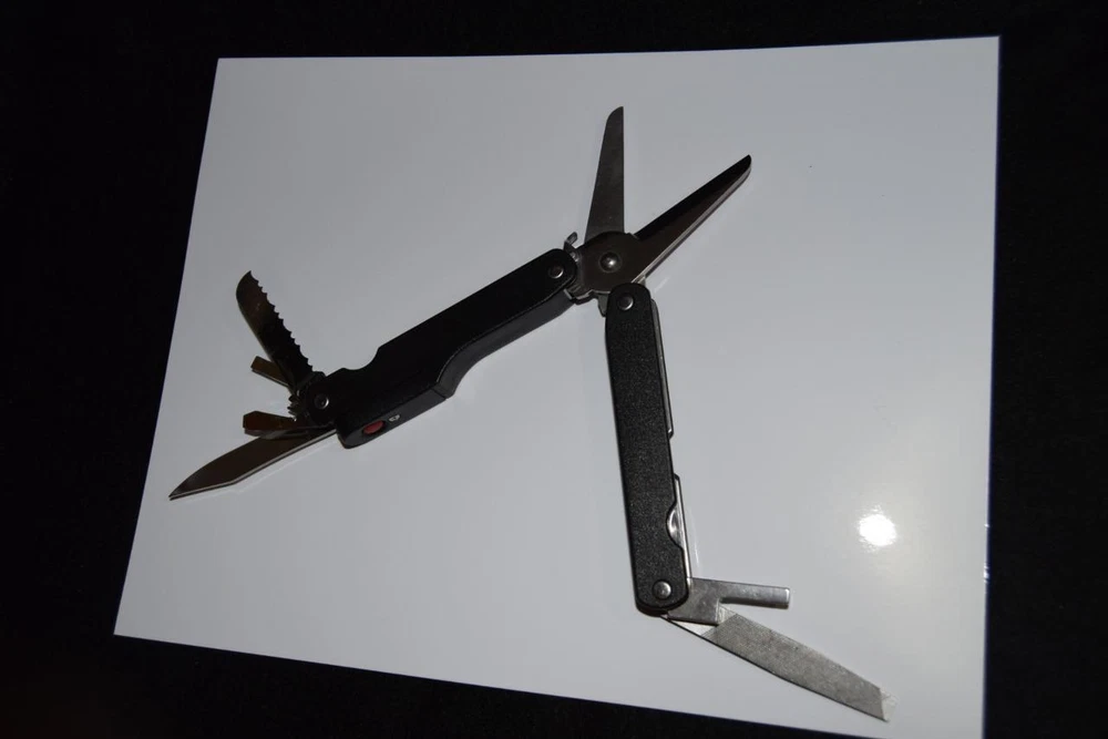 MULTI TOOL/(RED DOT) (7 TOOLS IN ONE)..