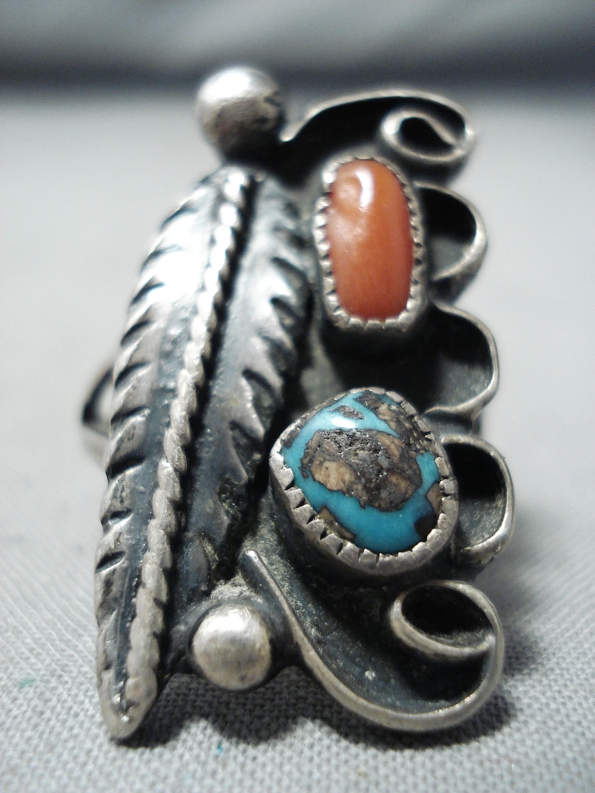 WONDERFUL VINTAGE NAVAJO BISBEE TURQUOISE & CORAL STERLING SILVER RING