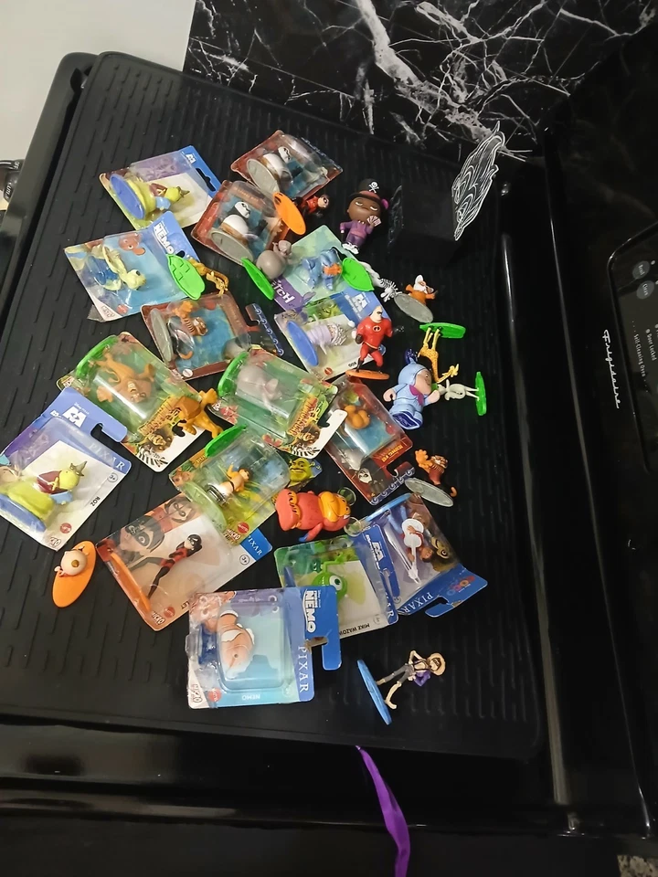 Lote de 30 juguetes coleccionables Disney Pixar medio sellado Foto 2 de 4