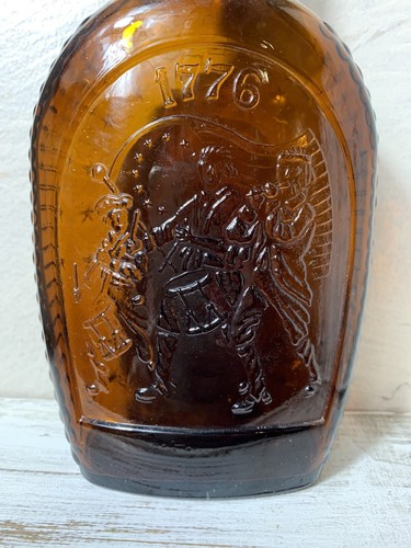 Botella de jarabe bicentenario de cabina de troncos 1776-1976 flauta baterista Fife - Imagen 4 de 7