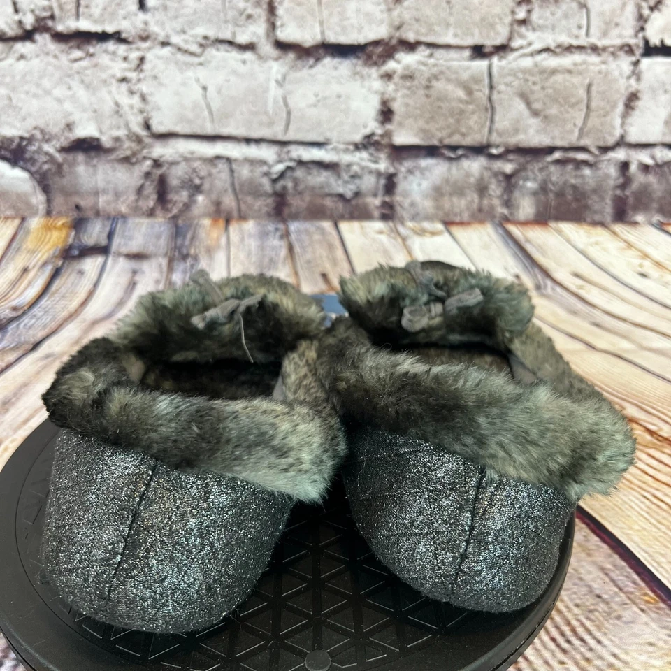 Isotoner Women's Silver Sparkle Faux Fur Moccasin House Slippers Size Small 5-6 - Image 4 of 4