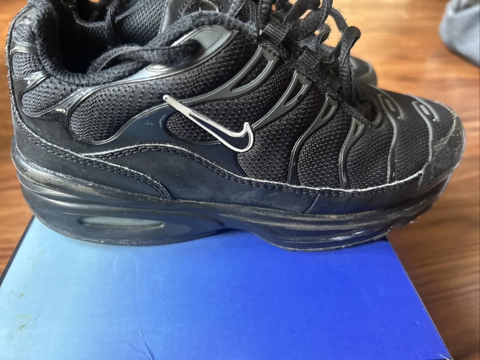 Nike Air Max Plus preto baixo tamanho 2Y - Imagem 3 de 4