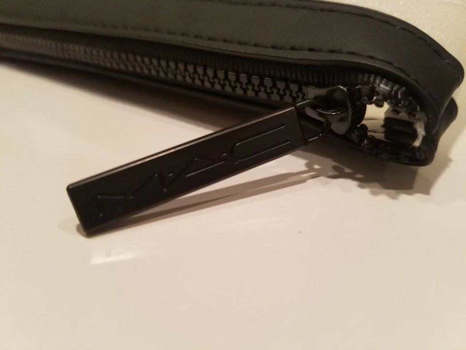 Mac ~ TRAVEL Zipper Bag ~ Very Cute ~ NWOT - Image 3 of 3