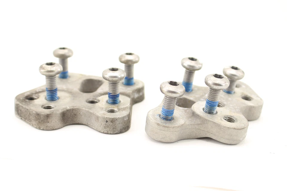 2008 SUZUKI GSXR1000 OEM FRONT FOOT RESTS PEGS STEPS SET PAIR STAY BRACKET Foto 3 de 4