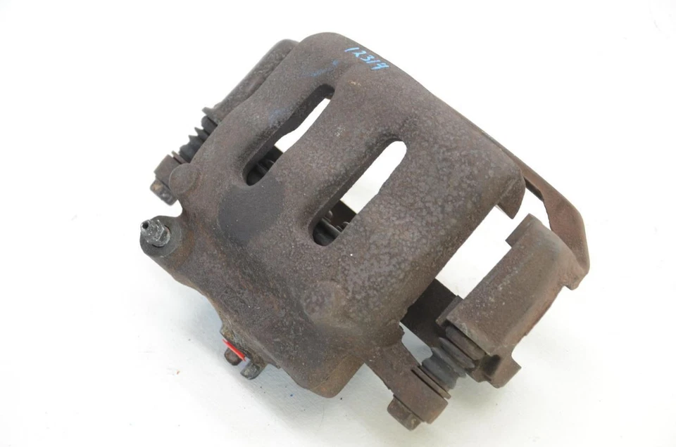 Conjunto de pinza delantera derecha pasajero Nissan Pickup D21 93-97 Foto 2 de 4