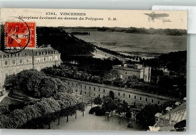39897817 - Vincennes Aeroplane evolution au-dessus du Polygone Barracks Pioneers