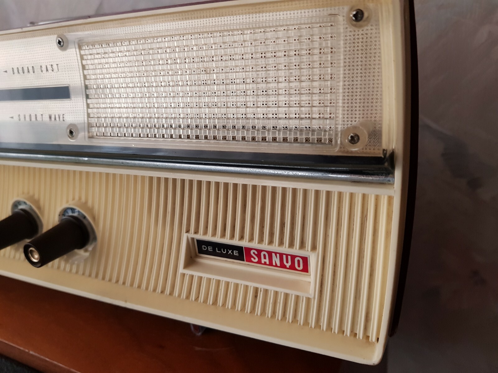 柔らかな質感の 1967製 De luxe SANYO model 7S-T49