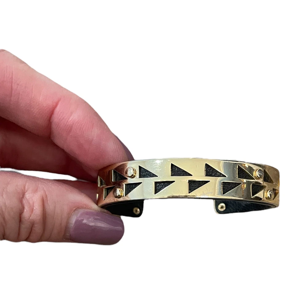 Brazalete Stella & Dot Addison de cuero negro dorado Foto 2 de 4