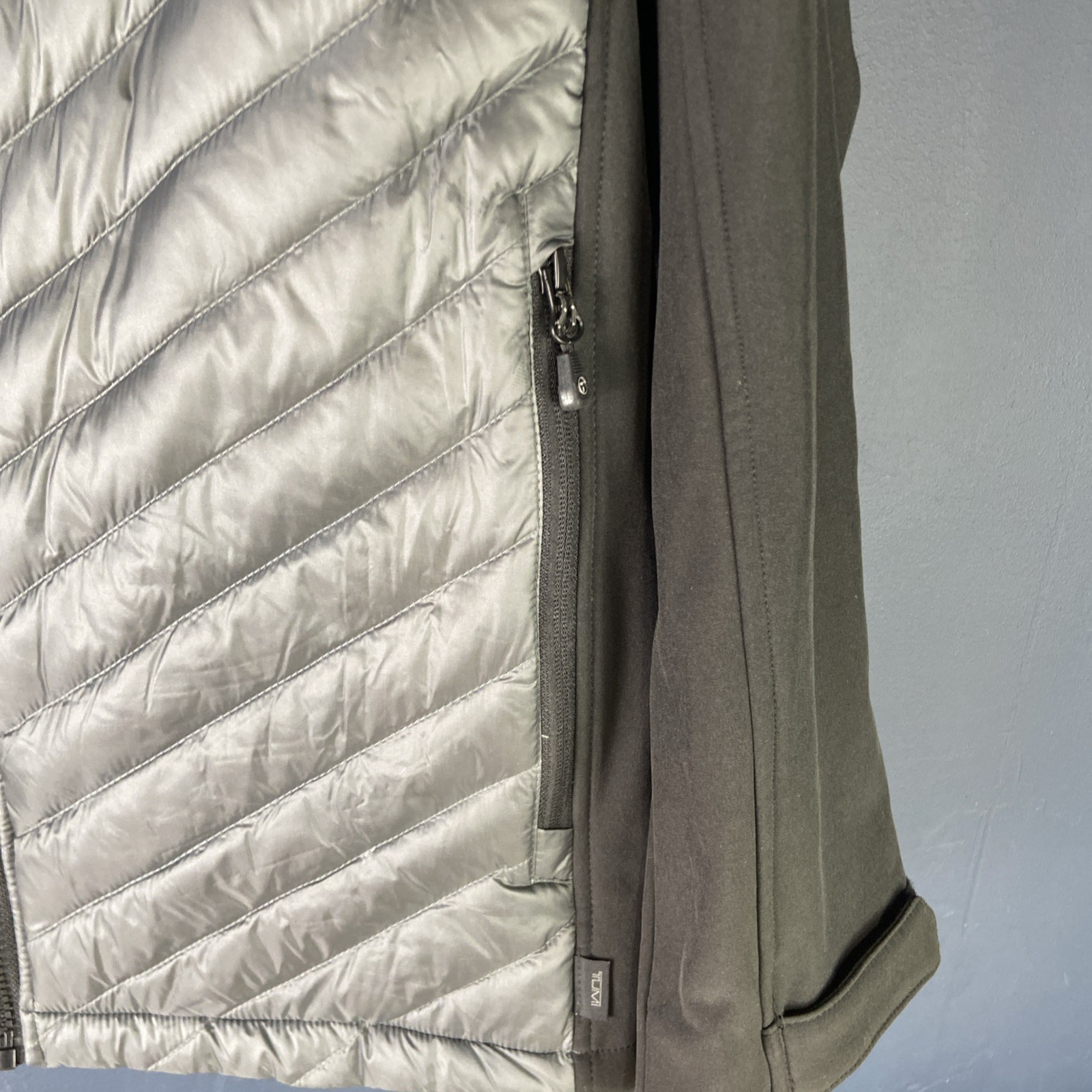 TUMI Quilted Softshell Full Zip Jacket Gray and Black Men's Size XL Damage image 2