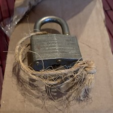 Cadenas à clé en argent avec type manille traditionnel, motif serrure à clé