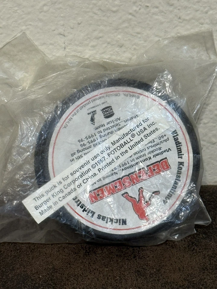 1997 Red Wings Nicklas Lidstrom Vladimir Konstantinov Puck Burger King - Sealed Foto 3 de 4